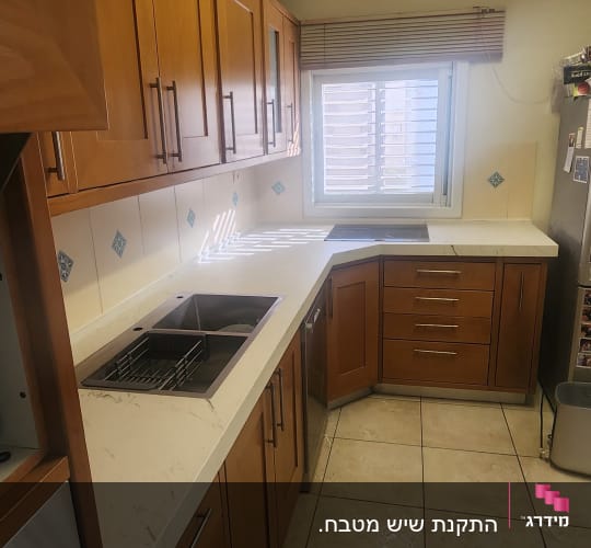 שיש לבן במטבח עם כיור וכיריים